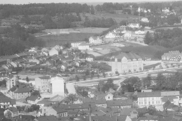 Bildet viser et utsnitt av Os-området rundt 1920-tallet. Vi ser Os Skole og Skofabrikken.