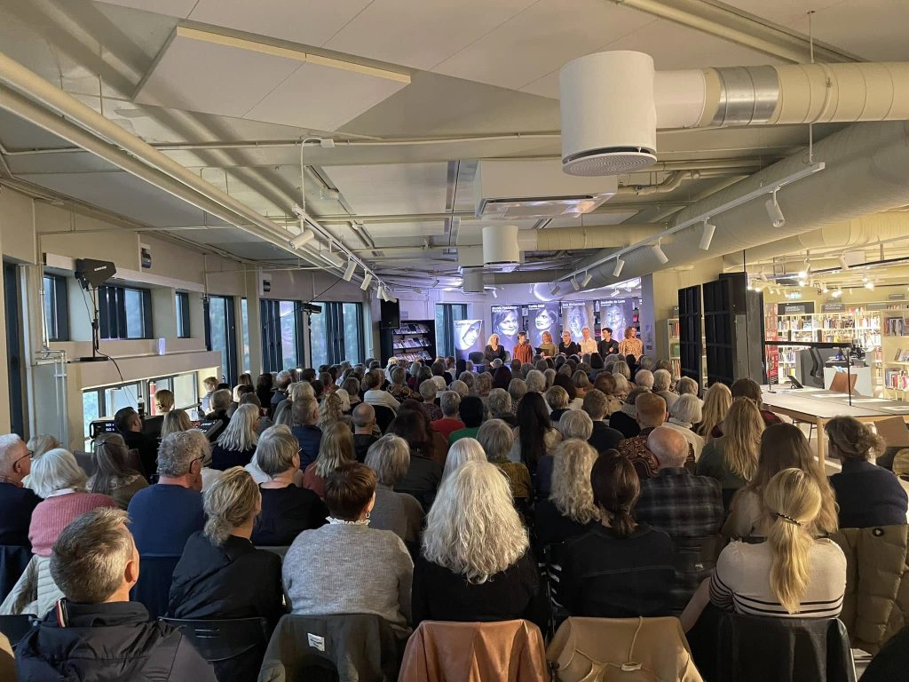 Mange publikummere på forestillingen Seven. Foto