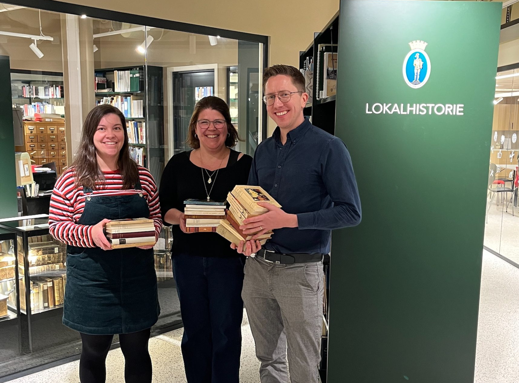 Silje Falch Johnsen, Hedvig Hovde Moen og Sven Lilleheier ved lokalhistorieavdelingen.