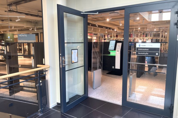 Inngangsdør og hentehylle i bibliotekets 2. etasje