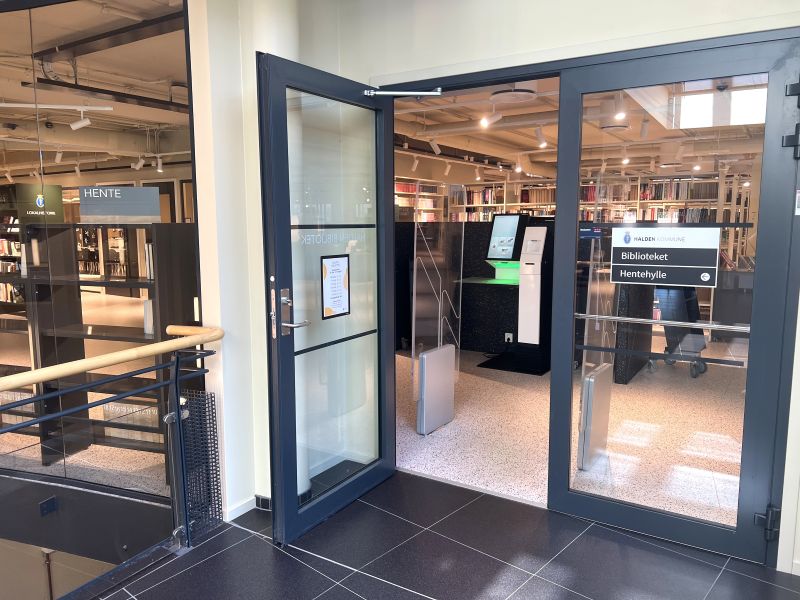 Inngangsdør og hentehylle i bibliotekets 2. etasje