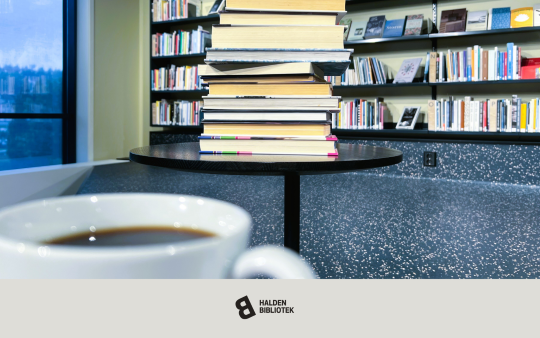 Illustrasjon av bøker og kaffe på bibliotekscenen