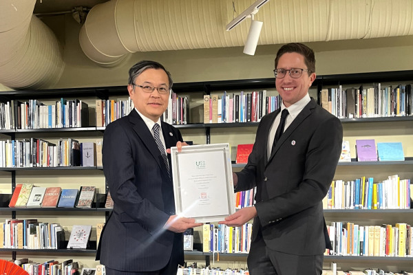 Ambassadør Akiro Sugiyama overrekker bokkaven til Sven Lilleheier.
