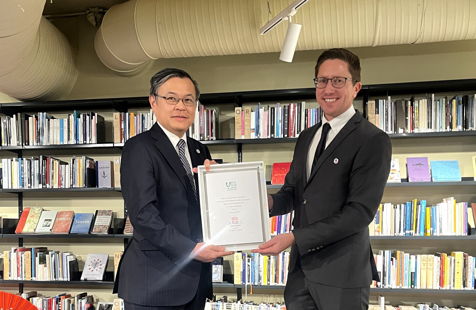 Ambassadør Akiro Sugiyama overrekker bokkaven til Sven Lilleheier.