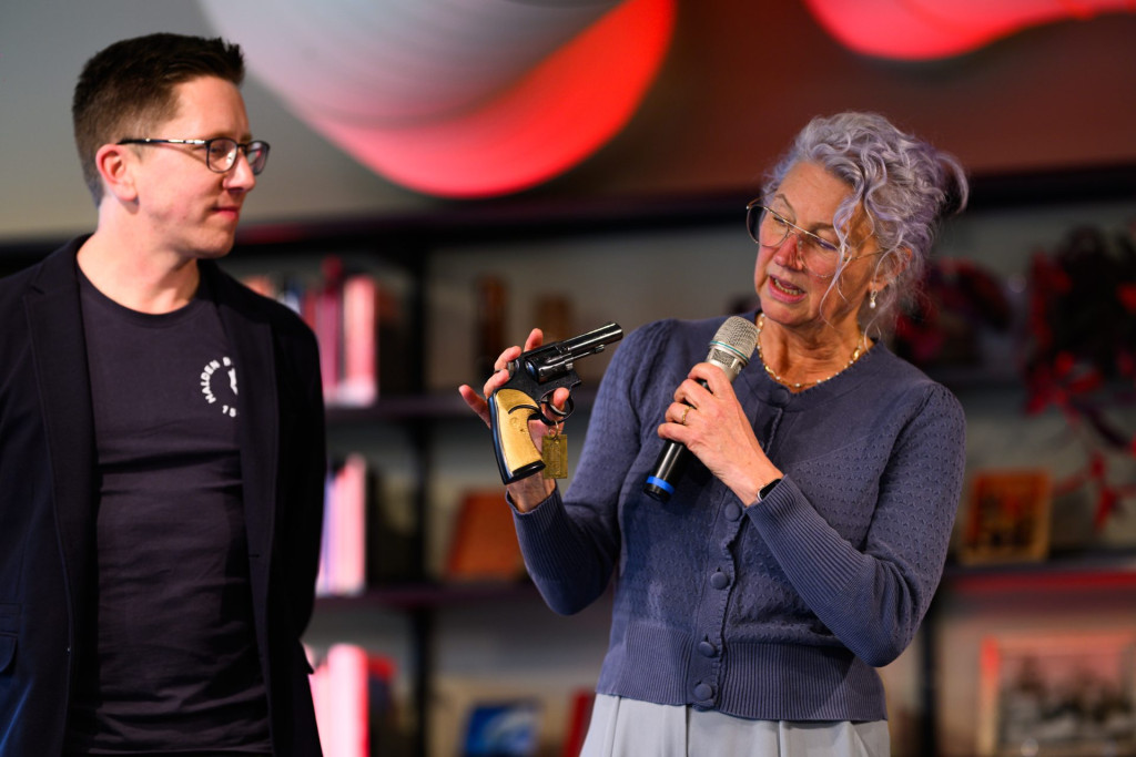 Helle Stensbak og Sven Lilleheier med Riverton-revolveren